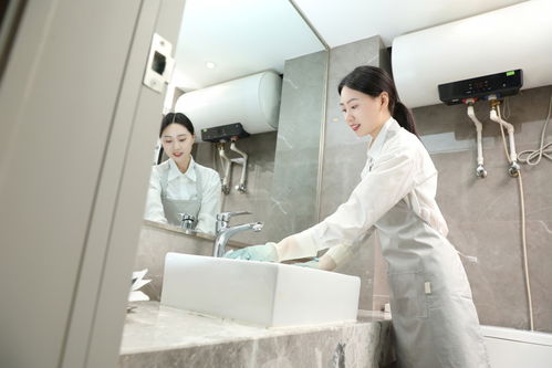 家政保潔清潔工浴室打掃服務(wù)女性人物攝影圖 攝影